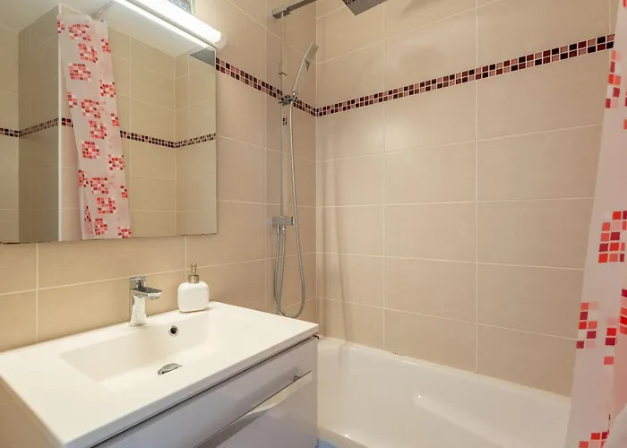 Calme Proche Avec Parking Securise Et Balcon - - Fr-1-319-547 *